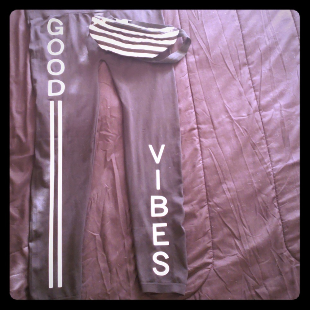 LEGGINGS (Good Vibes) w blk/white stripe fanny